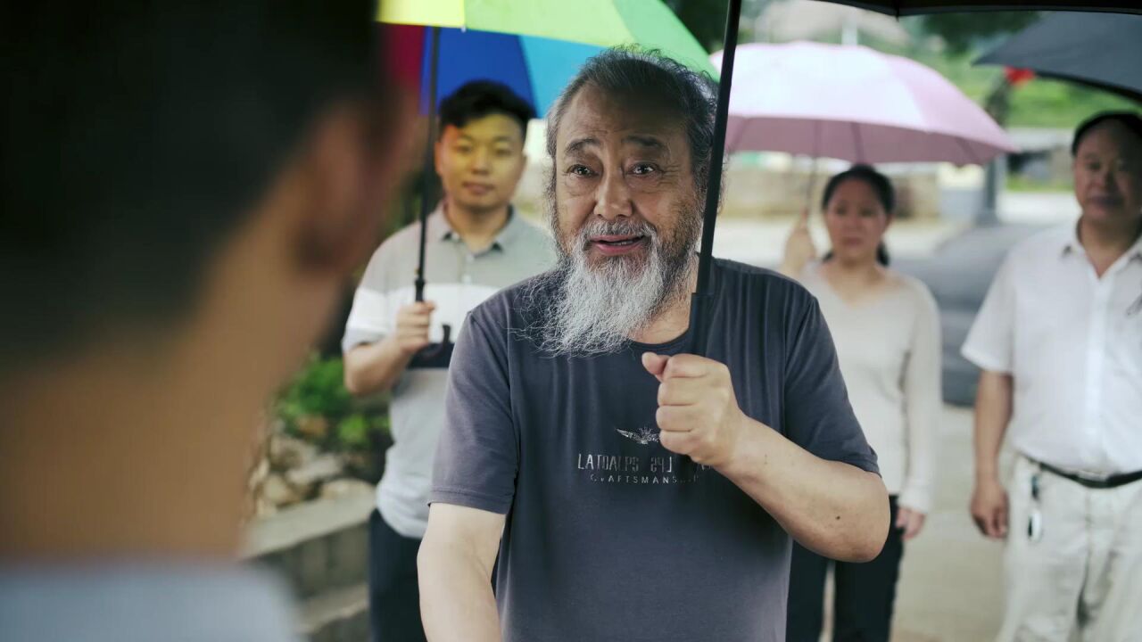 首富回村后县长亲自赶来迎接 新闻配图
