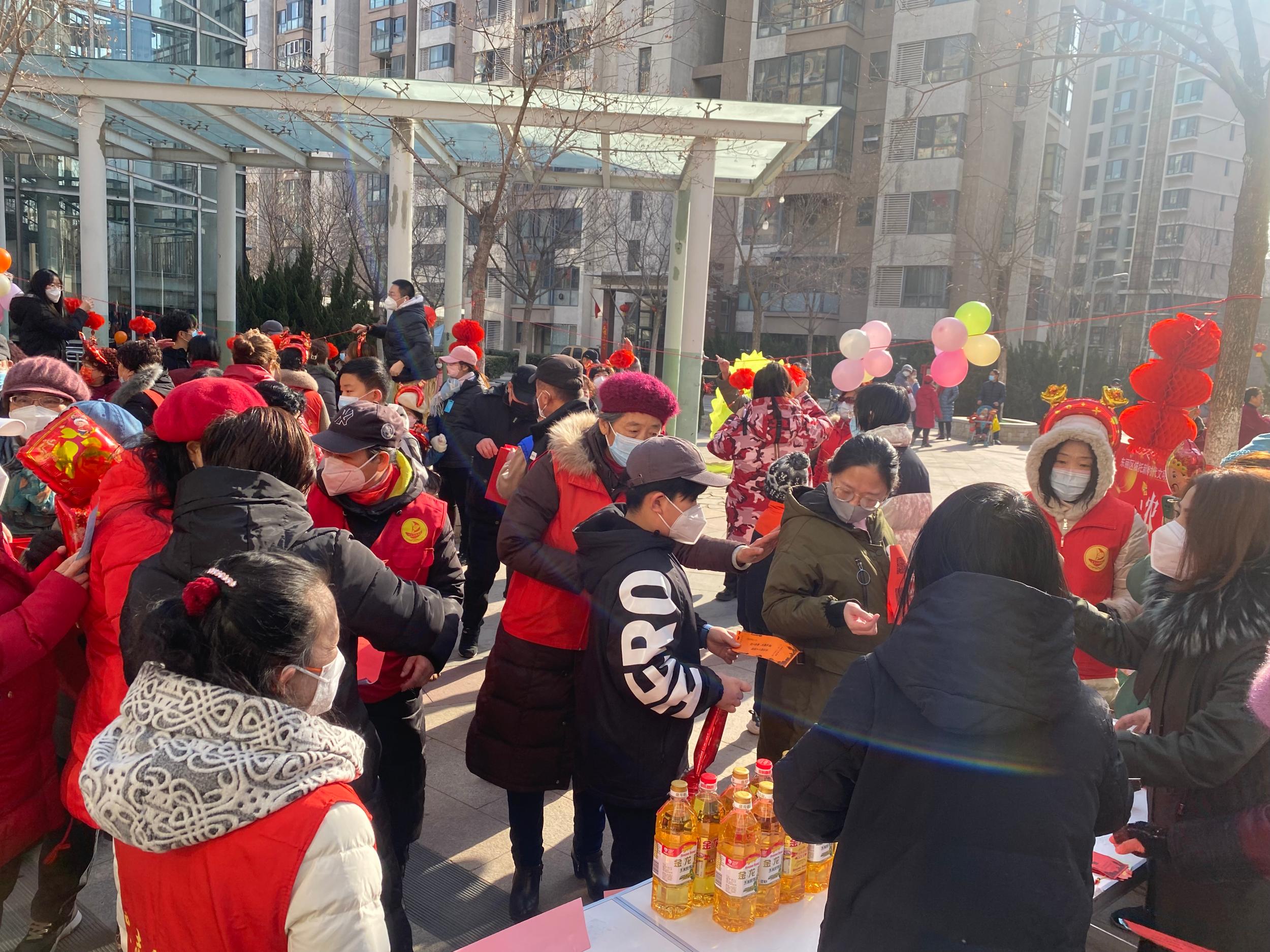 欢乐社区邻里节活动现场热闹场景
