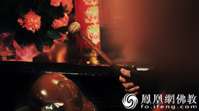 木鱼诵经节奏训练与常见错误纠正 木鱼持槌手势特写