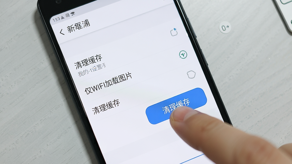 ��������Ϊһ����׿�ֻ���Ļ��д����ʾ�����ܸ���App�ġ��ҵ�-���á�ҳ�棬ҳ���������ɼ����������桱����WiFi����ͼƬ����ѡ�����Ϊ�ֻ���������չʾ������Ϊǳ��ɫ���棻�Ű�ͻ�����ò˵������Ϊ����UIչʾͼ��ϸ�ڰ�����ָ���ڵ�����������桱��ť�������������ɾ��޶���Ԫ�ء�