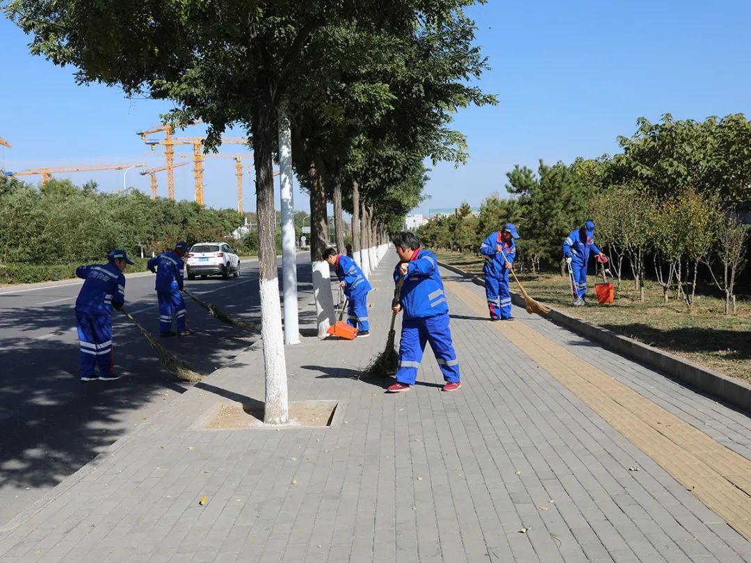 城市美容师清理果皮箱和路面垃圾 环卫工人日常工作细节
