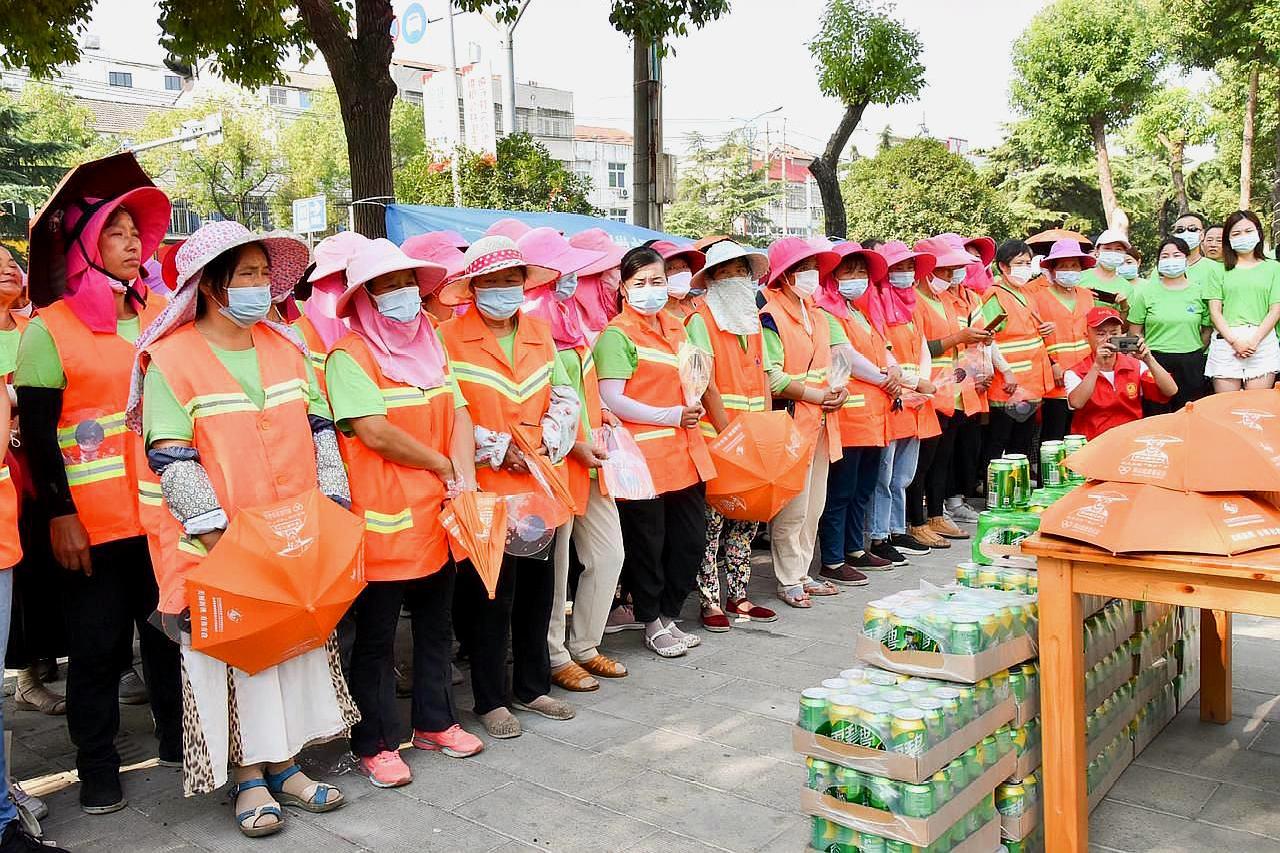 城市美容师休息点喝水和市民致谢 关爱环卫工人场景