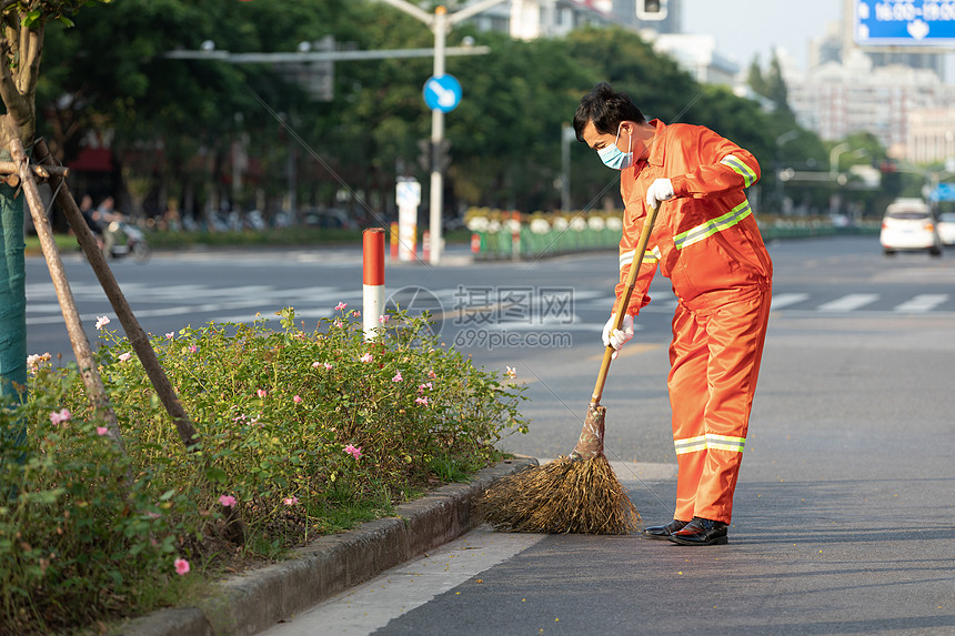 城市美容师清晨清扫街道工作场景 环卫工人守护街道洁净