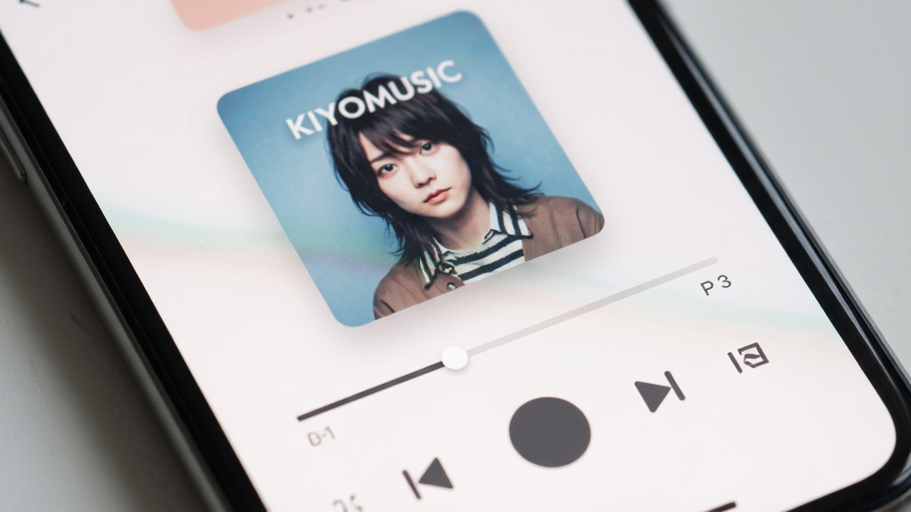 һ��kiyomusic���Ž�����дͼ���ֻ���Ļ������ʾ���ڲ��ŵĸ�����������������ײ�Ϊ���ſ��ư�ť��������ɫ��ͣ����ֶԳƣ�����Լ��ϸ�����������ʸɾ����޶���װ��Ԫ��