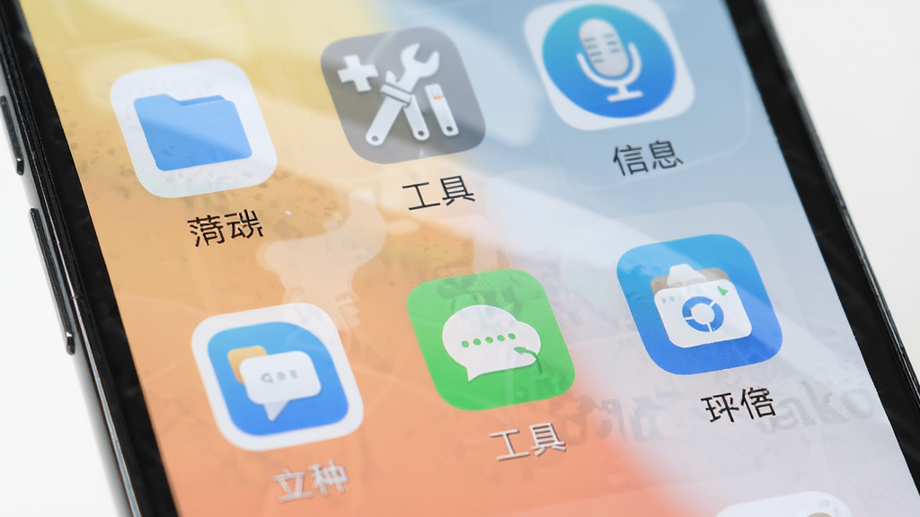 �ֻ���Ļ��д����ʾShizakoӦ�õĹ���ģ��������棬�����а����ļ������ߡ���Ϣ��ͼ�꣬ÿ��ͼ���·��м�����ı�ǩ������Ϊ��͵�ǳɫ���䣬���Ϊ��ˬ���ƶ�Ӧ�ý���չʾ��ϸ�ڰ���ͼ��Բ�Ǵ�������������ȡ���Ļ�������⣬���ʸɾ��������޶���Ԫ��