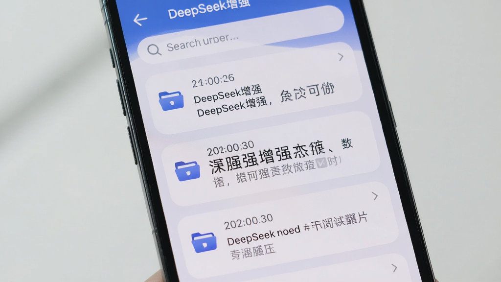 ����Ϊ�ֻ���Ļ��д����ʾDeepSeek��ǿ�ĶԻ���ʷ�б����棬ÿ����¼����ʱ���ǩ��ժҪ���֣�����Ϊ�����б��Ű棬���Ϊ���Բ�ǿ�Ƭ�磬ϸ�ڰ����ļ���ͼ���������������ʸɾ���ˬ��ͼƬ�����ֱ�ע��DeepSeek��ǿ��