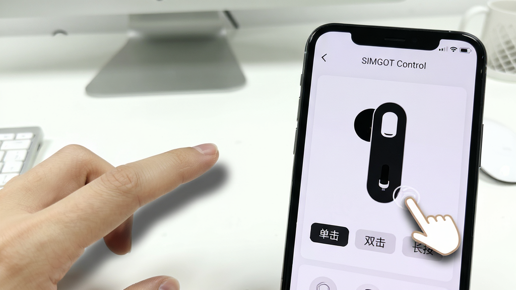 手机屏幕显示“SIMGOT Control”的触控自定义设置界面,界面上有耳机柄示意图和“单击”“双击”“长按”标签,旁边有一只手指示意点击耳机柄,背景为白色办公桌面,布局为手机居右、手部动作居左,风格为简洁操作示意风格,细节包括手指阴影与界面图标线条,画质清晰,干净,无多余元素