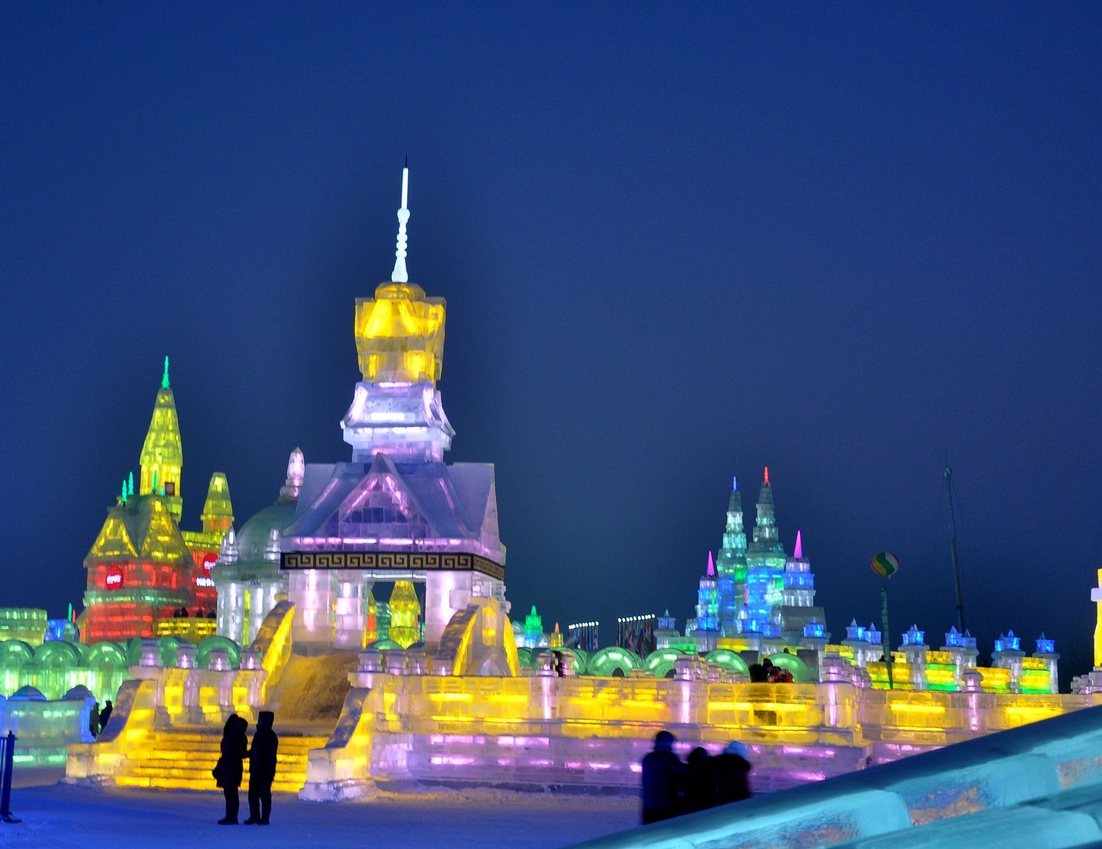 冰城+冰雪大世界夜景冰灯人群