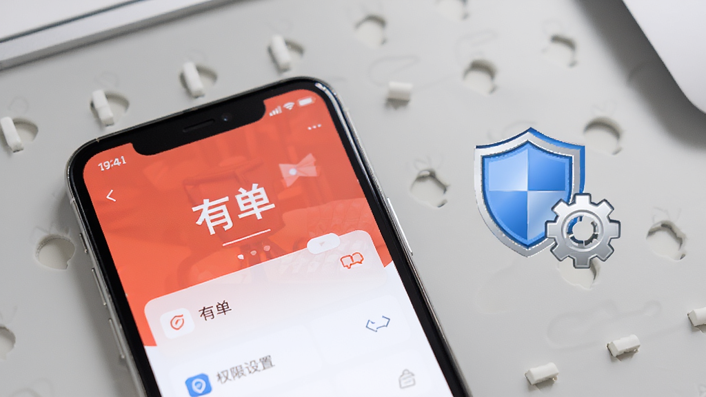 一张手机应用操作场景图,画面展示手机屏幕上有