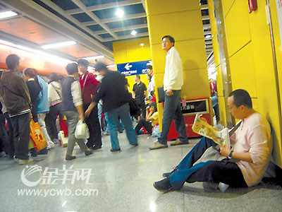 地铁乘车出现通信故障 站台信号中断乘客求助