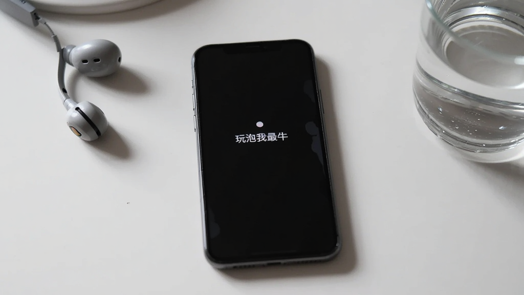 一部手机放置在桌面上的特写画面,屏幕显示