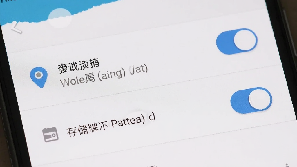 手机设置界面展示应用权限管理页面,定位与存储权限开关清晰可见,旁边有小圈约会应用图标,界面为安卓系统设置风格,构图简洁,高清画质,无多余装饰