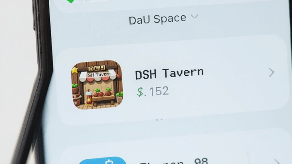 һ���ֻ���Ļ��ʾ�洢�ռ�������棬������һ��Ӧ��ͼ���עΪ��DSH Tavern�����Ա���ʾ��С��ռ����ֵ�����廭������ˬ��ǳɫ��������ͼ��࣬ͻ���洢�ռ����ĸ�����������ɾ�