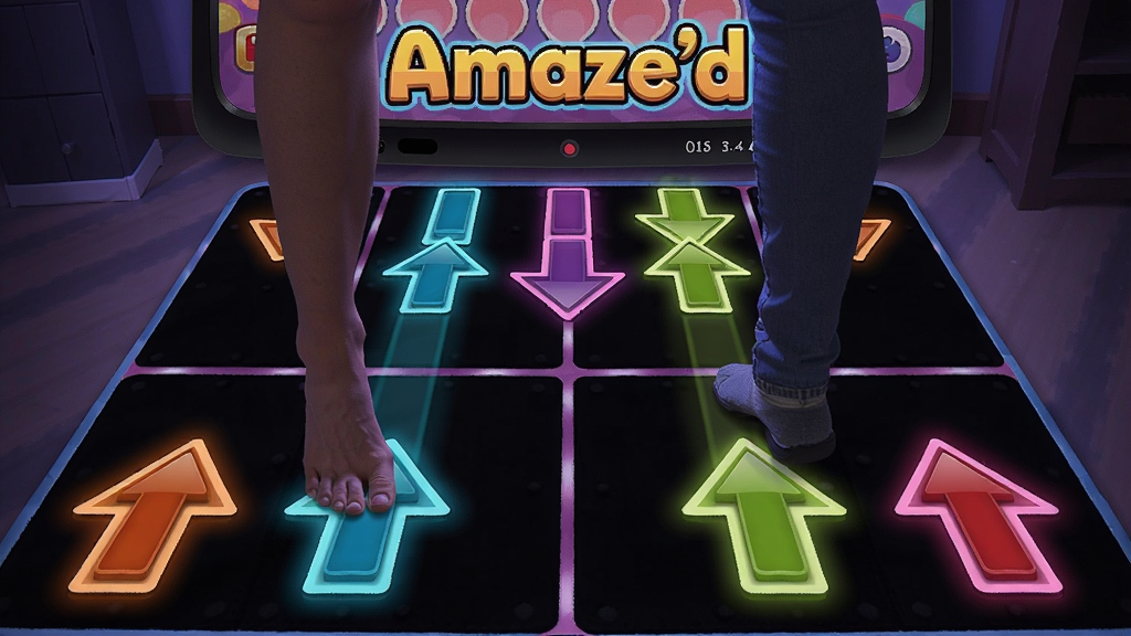 Amaze'D����̺��Ϸ���棬��ɫ��ͷ����Ļ�ײ����Ϲ��������վ������̺�ϲ�̤��Ӧ�����ͷ