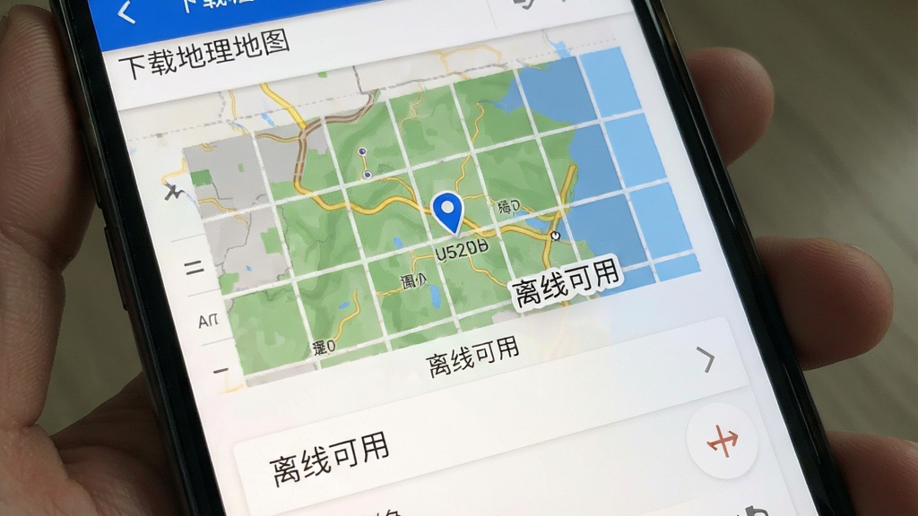 主体为手机下载离线地图的进度界面,地图区域显示已下载的网格,底部有“离线可用”标识。布局简洁,突出下载管理列表。风格为写实截图风,细节清晰,画质干净。