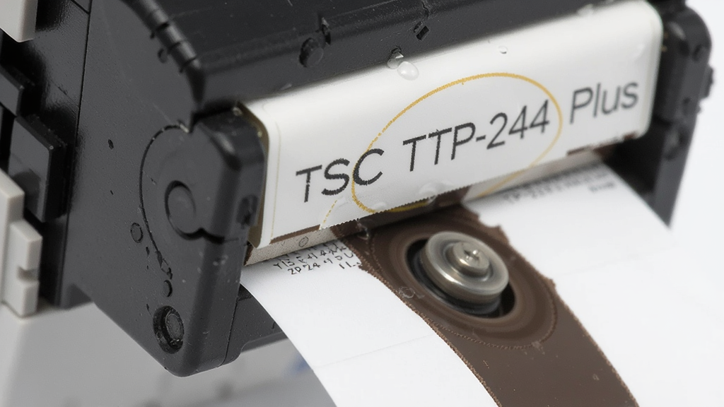 ��дTSC TTP-244 Plus��ӡͷ�ڴ�ӡ��ǩʱ��΢����Ƭ������Ϊ��ӡͷ���������ͻ����ӡͷ���ǩֽ�Ӵ���ϸ�ڣ�������΢�࣬չ�־�ϸ�Ĵ�ӡ��·��̼��ת��˲�䣬���ʸɾ��������޶���Ԫ��