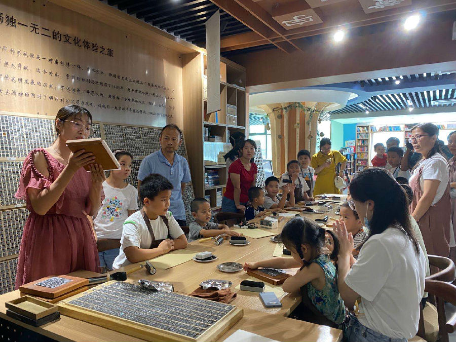 书香河南盛典活字印刷体验区亲子互动乐趣多