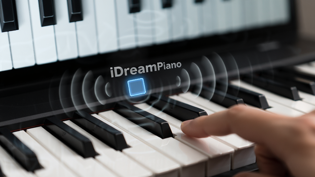 ��д���棬һֻ��ָ�ᰴ���Լ����ϵİ�ɫ�ټ�����Ļ��iDreamPianoģ����ٽ�����֮������Ӧ��������Χ��ϸ΢������ͼ����ɢ�������ɾ�������ǳ����Ч��ͻ����������Ļ������ϸ�壬�޶���Ԫ��