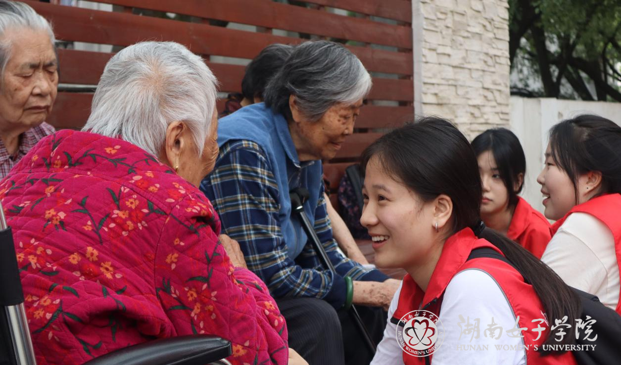 悦尔公益志愿者社区陪伴老人 活动现场照片