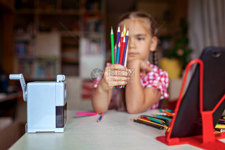 Сѧ��ʹ��Ǧ��д��ҵ�������ճ�����