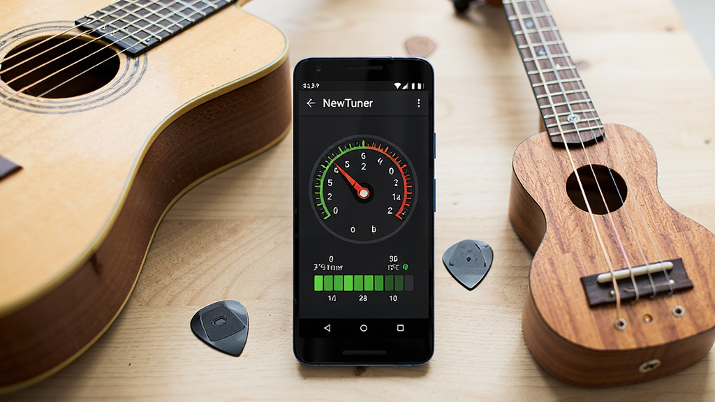 ��������չʾһ����׿�ֻ����ֻ���Ļ��ʾNewTuner���������棬������������ָ����̺���׼ƫ��ָʾ�����ֻ��Ա߰ڷ�һ��ľ������һ���ȿ��������Ϊǳɫľ�����棬���������¼�࣬ϸ�ڰ�������ָ�롢���ҡ���Ƭ�����������ɾ����޶���Ԫ��