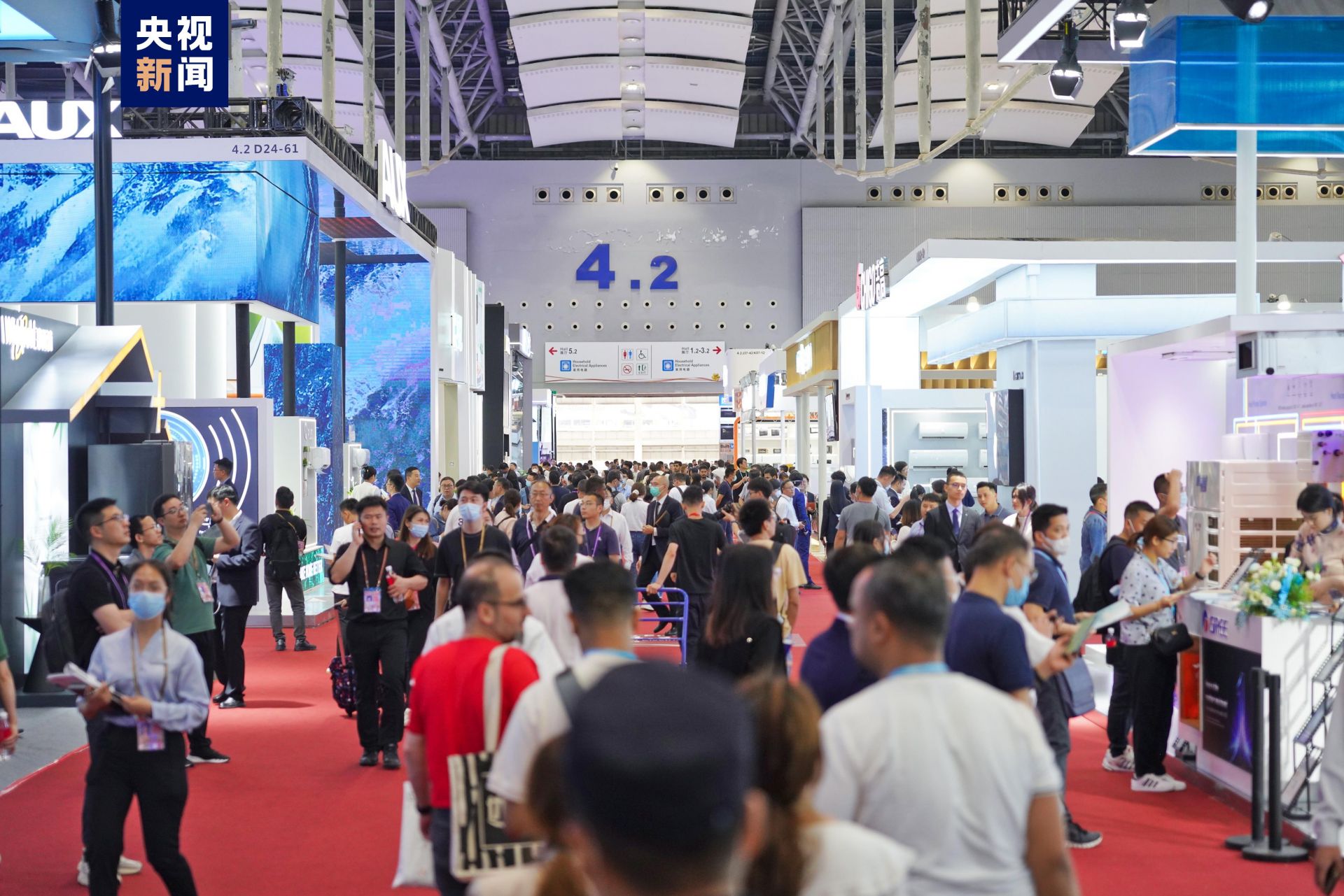 广交会展位前采购商与展商洽谈砍价场景