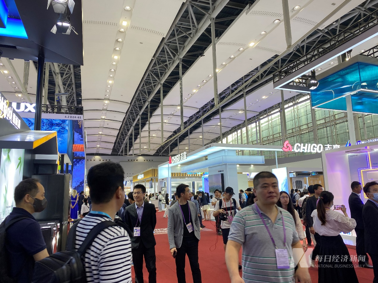 广交会展馆外景与参展商撤展场景