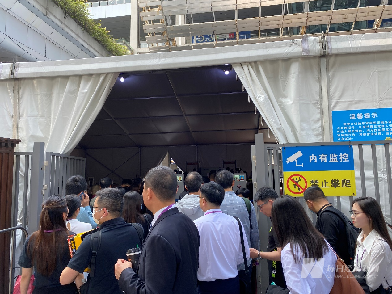 广交会采购商办证入场排队现场