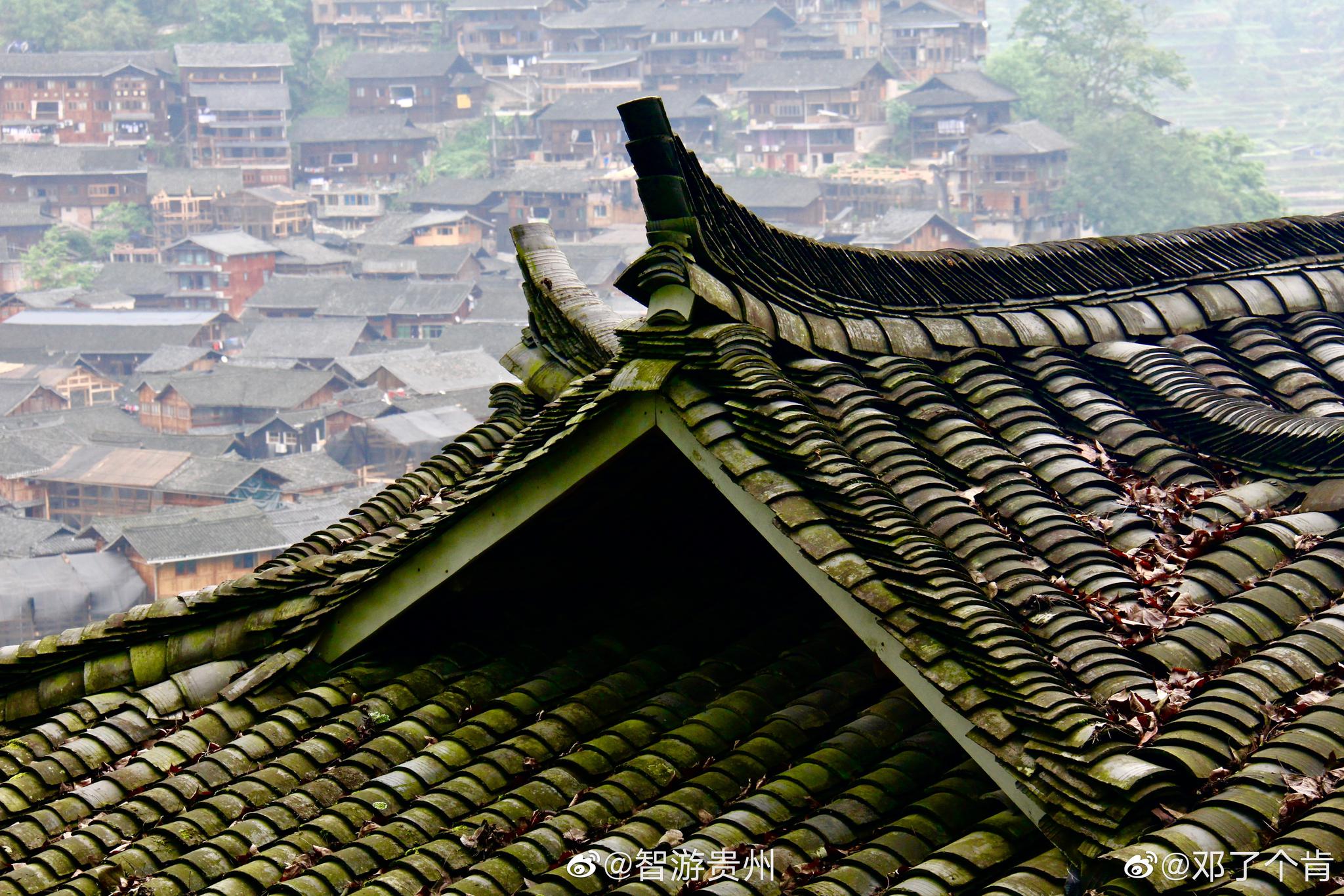 檐书下的老屋檐故事与岁月痕迹 老房子屋檐瓦片特写