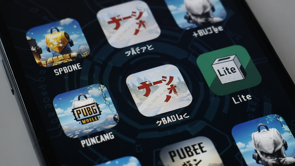 һ���ֻ���Ļ��ͬʱ��ʾ���PUBG Mobile�汾����Ϸͼ�꣬�������ʷ����պ�����Lite�棬ͼ���������룬����Ϊ��ɫ�Ƽ���񣬻��ʸ��壬�޶���Ԫ��