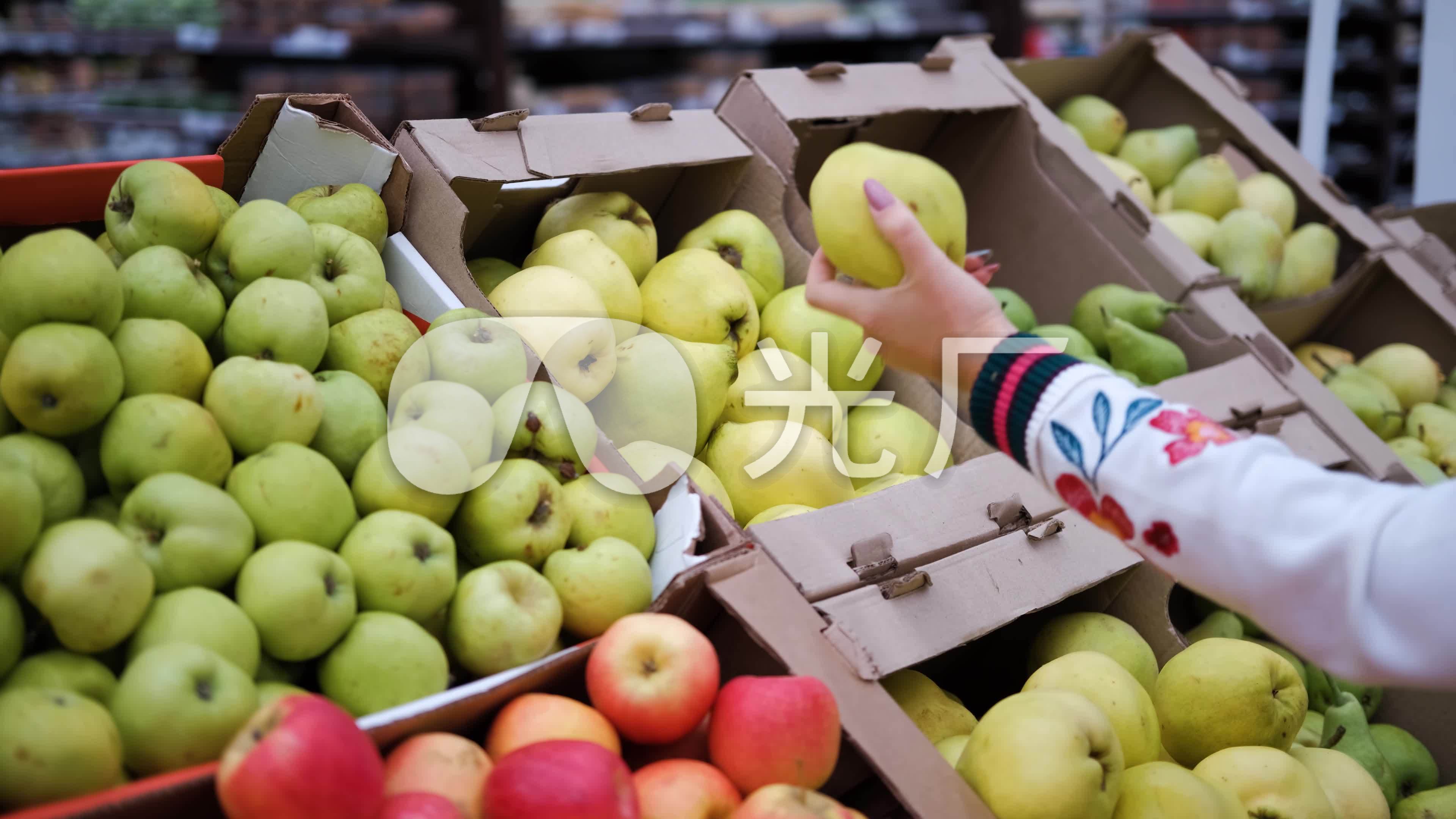 �������г�����ѡС�����ĶԱ�ͼ